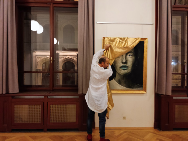 Roman Řehák představil novou výstavu obrazů z mobilu. Na vernisáži zahrál Felix Slováček