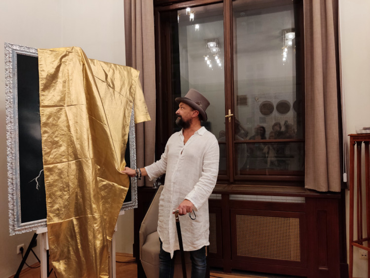 Roman Řehák představil novou výstavu obrazů z mobilu. Na vernisáži zahrál Felix Slováček