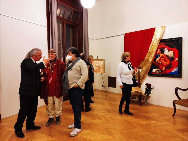 Roman Řehák představil novou výstavu obrazů z mobilu. Na vernisáži zahrál Felix Slováček