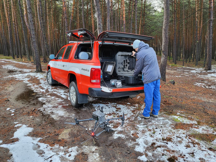 Prohledával se rozsáhlý lesní porost