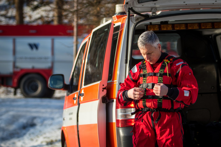 Hasiči cvičili záchranu tonoucího z ledové vodní plochy