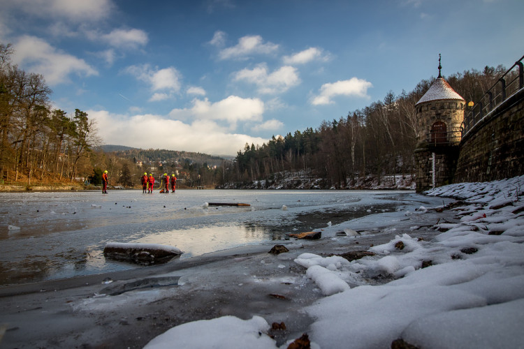 Hasiči cvičili záchranu tonoucího z ledové vodní plochy