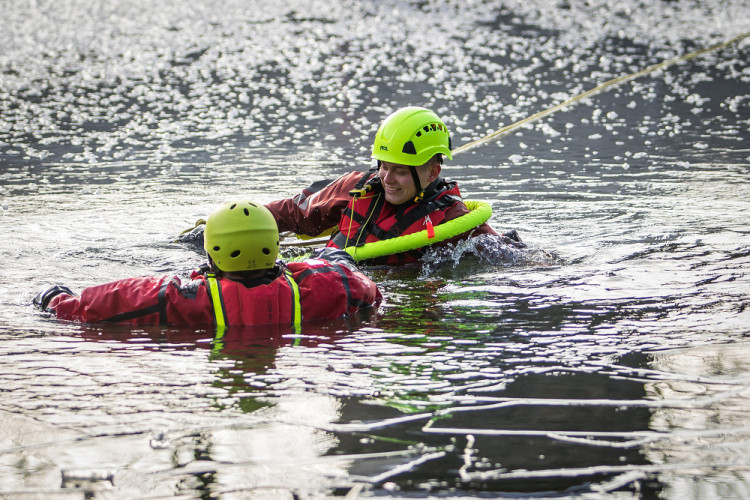 Hasiči cvičili záchranu tonoucího z ledové vodní plochy