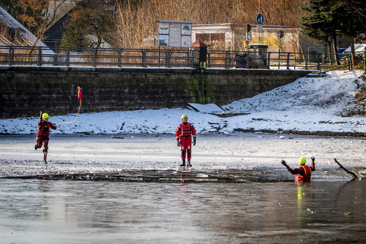 Hasiči cvičili záchranu tonoucího z ledové vodní plochy
