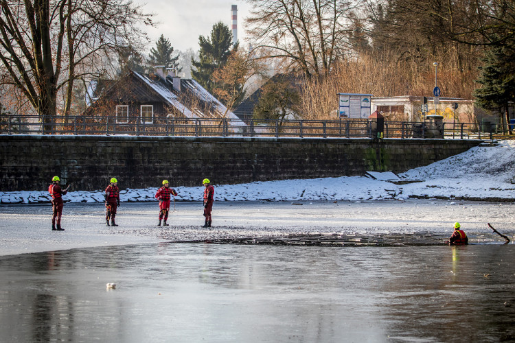 Hasiči cvičili záchranu tonoucího z ledové vodní plochy