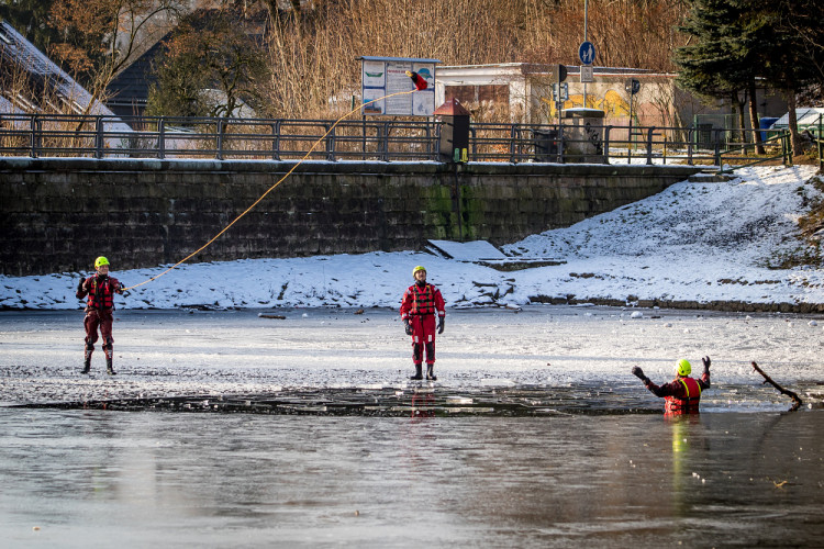 Hasiči cvičili záchranu tonoucího z ledové vodní plochy