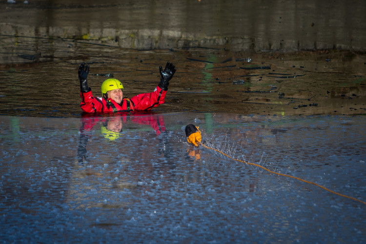 Hasiči cvičili záchranu tonoucího z ledové vodní plochy