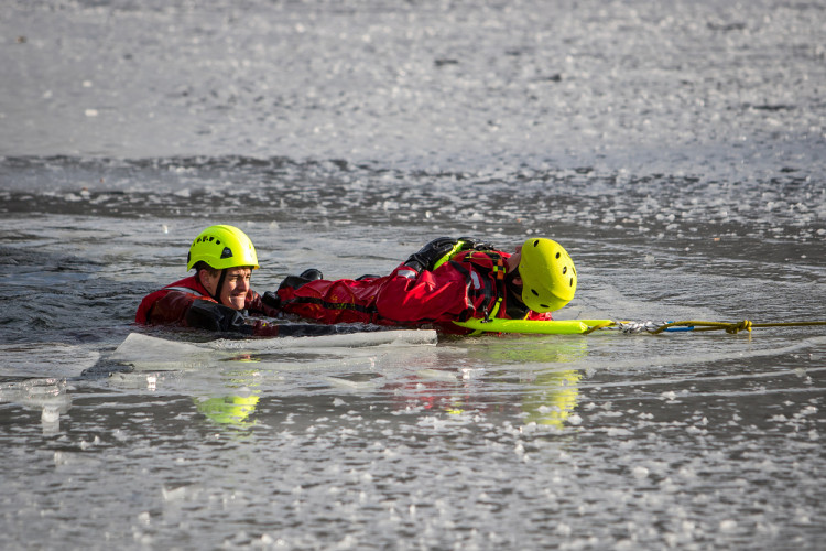 Hasiči cvičili záchranu tonoucího z ledové vodní plochy