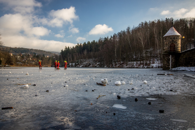Hasiči cvičili záchranu tonoucího z ledové vodní plochy