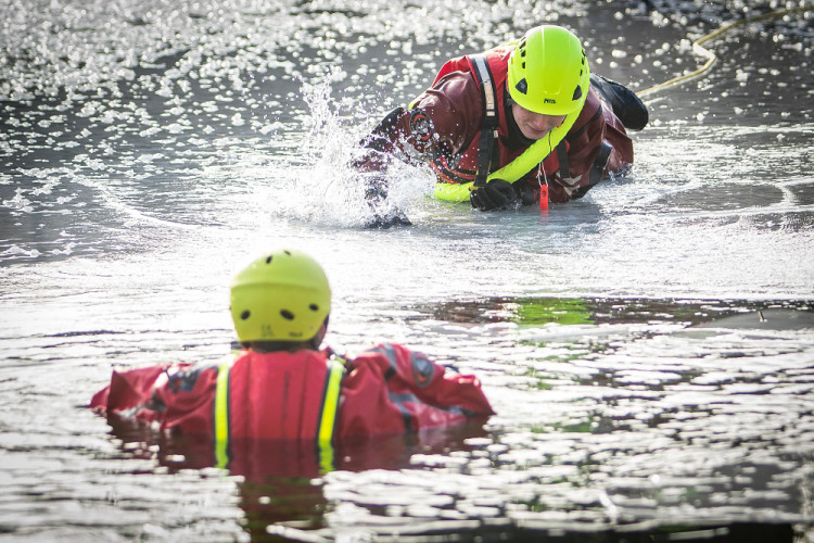 Hasiči cvičili záchranu tonoucího z ledové vodní plochy