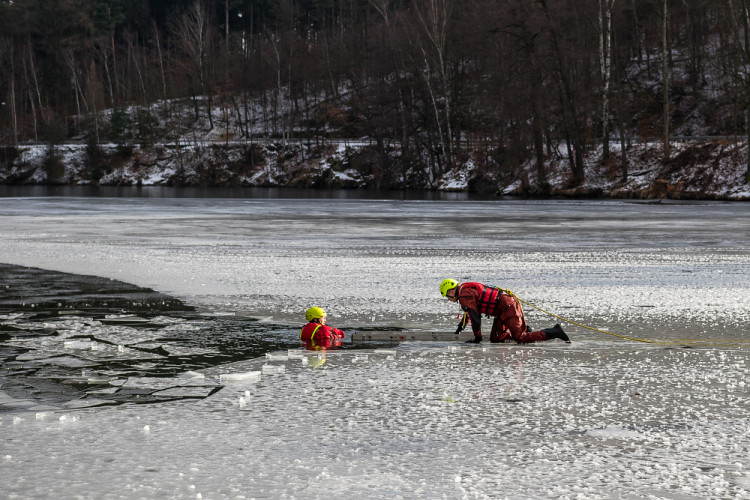 Hasiči cvičili záchranu tonoucího z ledové vodní plochy