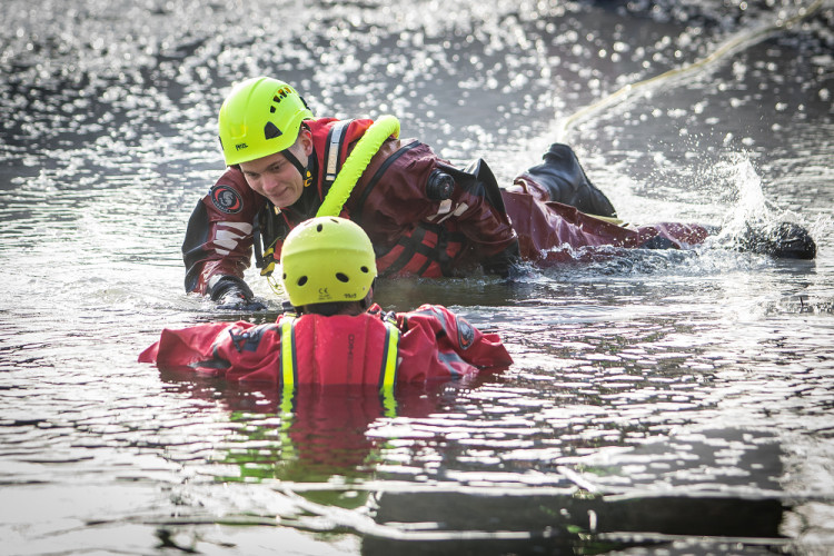 Hasiči cvičili záchranu tonoucího z ledové vodní plochy