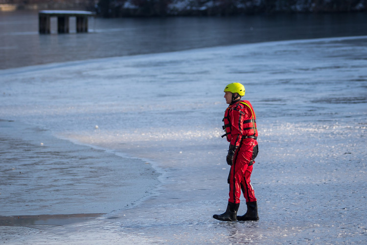 Hasiči cvičili záchranu tonoucího z ledové vodní plochy
