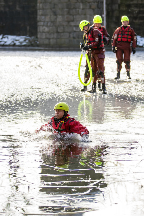 Hasiči cvičili záchranu tonoucího z ledové vodní plochy