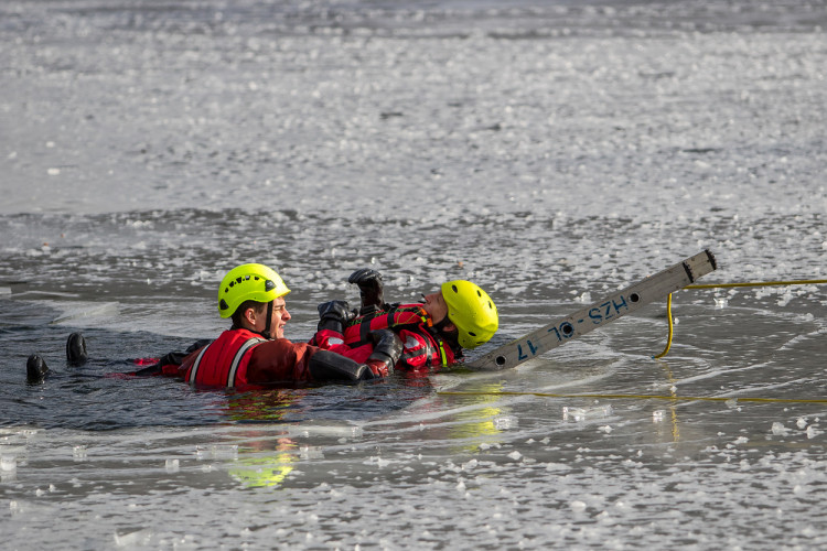 Hasiči cvičili záchranu tonoucího z ledové vodní plochy