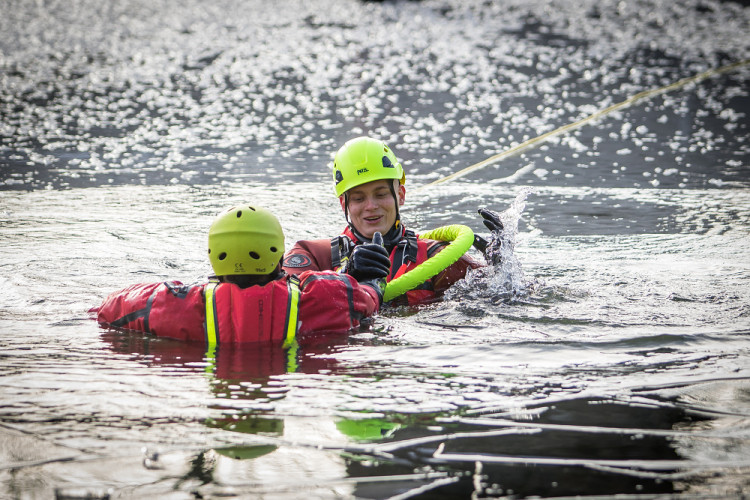 Hasiči cvičili záchranu tonoucího z ledové vodní plochy