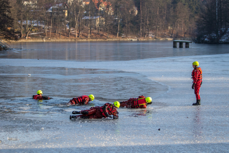 Hasiči cvičili záchranu tonoucího z ledové vodní plochy