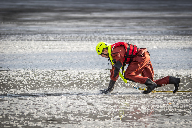 Hasiči cvičili záchranu tonoucího z ledové vodní plochy