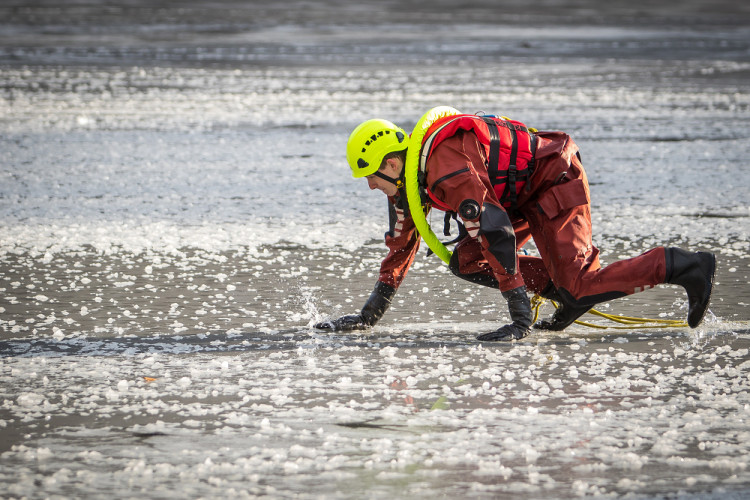 Hasiči cvičili záchranu tonoucího z ledové vodní plochy