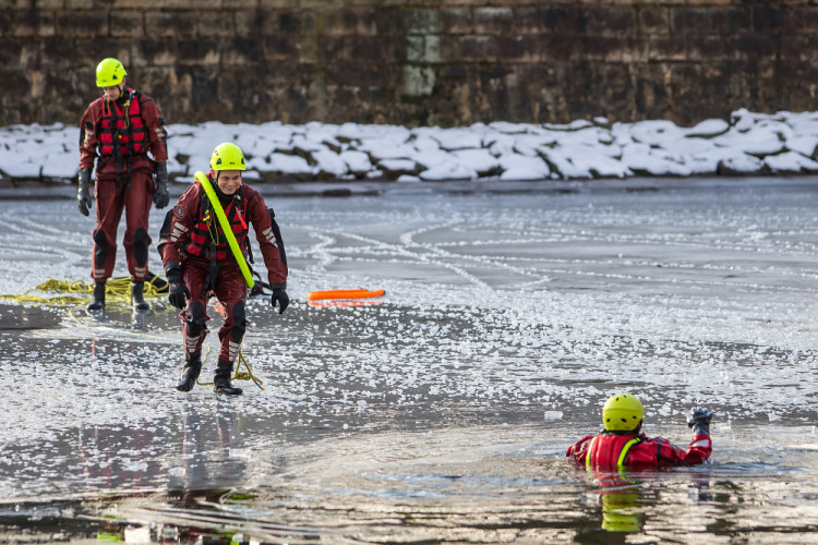Hasiči cvičili záchranu tonoucího z ledové vodní plochy