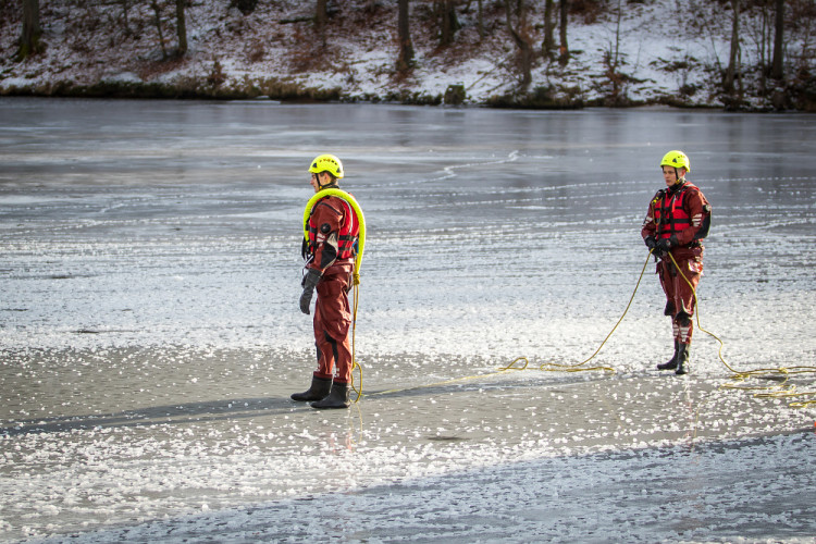 Hasiči cvičili záchranu tonoucího z ledové vodní plochy
