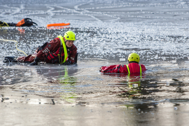 Hasiči cvičili záchranu tonoucího z ledové vodní plochy