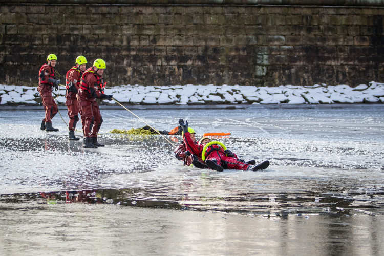 Hasiči cvičili záchranu tonoucího z ledové vodní plochy