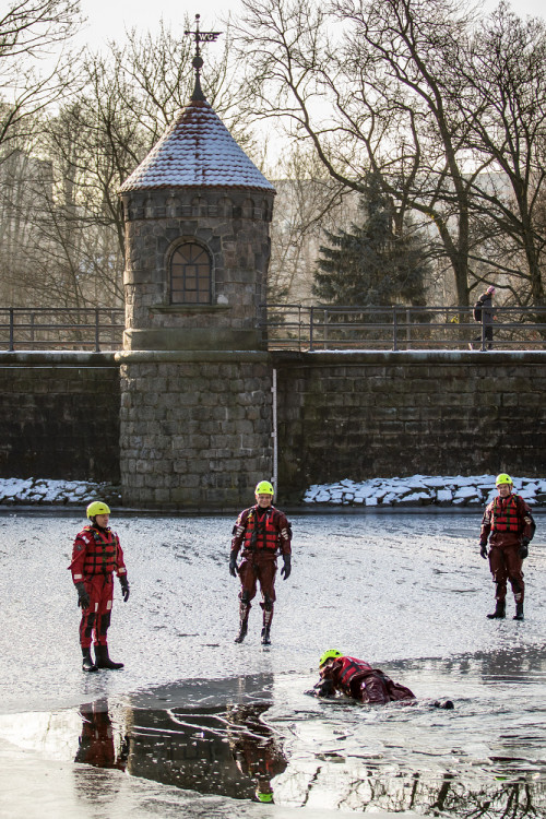 Hasiči cvičili záchranu tonoucího z ledové vodní plochy