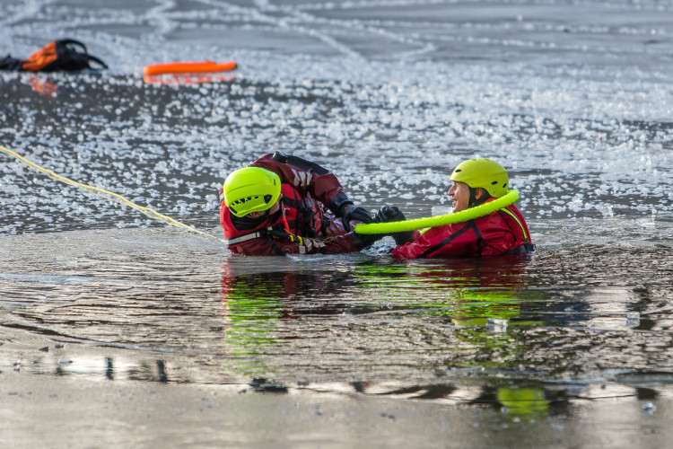 Hasiči cvičili záchranu tonoucího z ledové vodní plochy