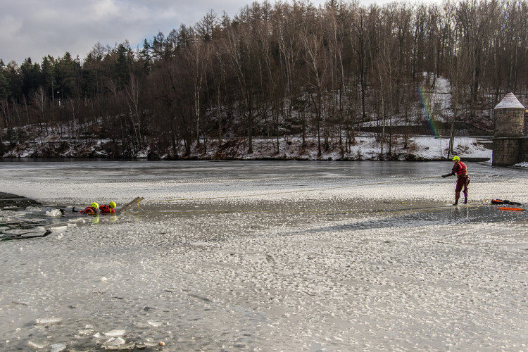 Hasiči cvičili záchranu tonoucího z ledové vodní plochy