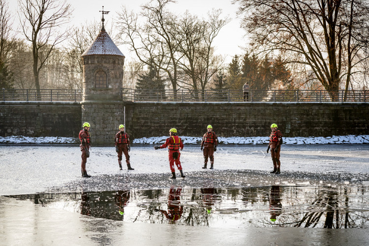 Hasiči cvičili záchranu tonoucího z ledové vodní plochy