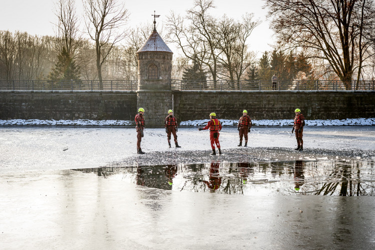 Hasiči cvičili záchranu tonoucího z ledové vodní plochy