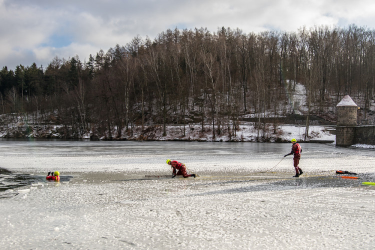 Hasiči cvičili záchranu tonoucího z ledové vodní plochy