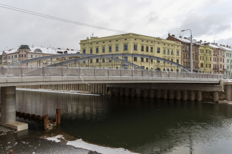 Most zvaný Rejnok zasáhla zima, práce se mají stihnout do konce června