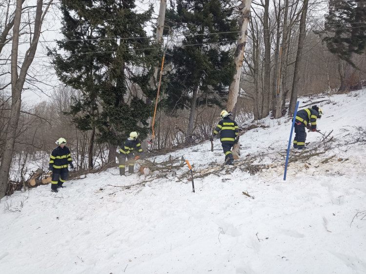 Hasiči zasahují v souvislosti se silným větrem u mnoha událostí