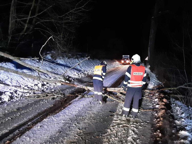 Hasiči zasahují v souvislosti se silným větrem u mnoha událostí