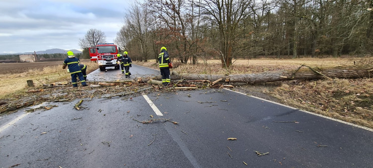Hasiči zasahují v souvislosti se silným větrem u mnoha událostí