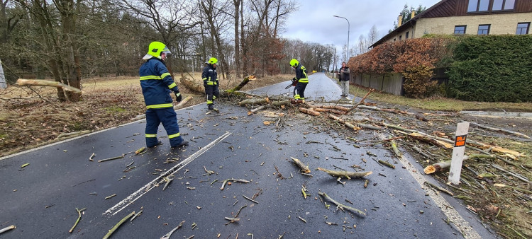 Hasiči zasahují v souvislosti se silným větrem u mnoha událostí