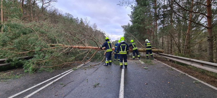 Hasiči zasahují v souvislosti se silným větrem u mnoha událostí