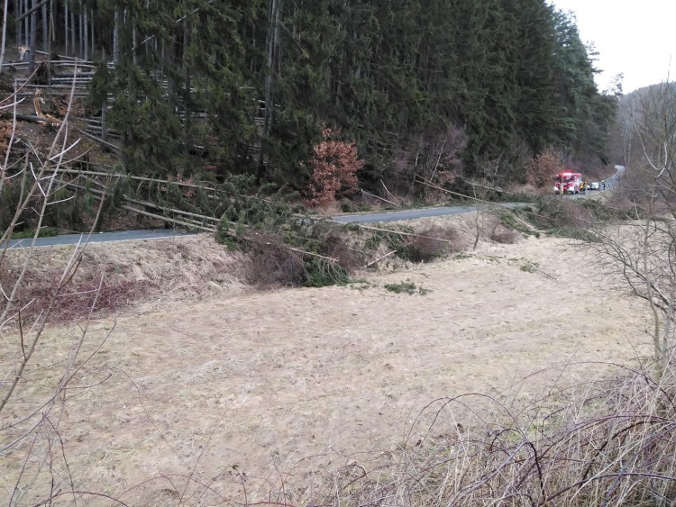 FOTOGALERIE: Silný vítr zaměstnal hasiče
