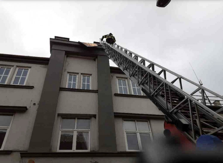 FOTOGALERIE: Silný vítr zaměstnal hasiče