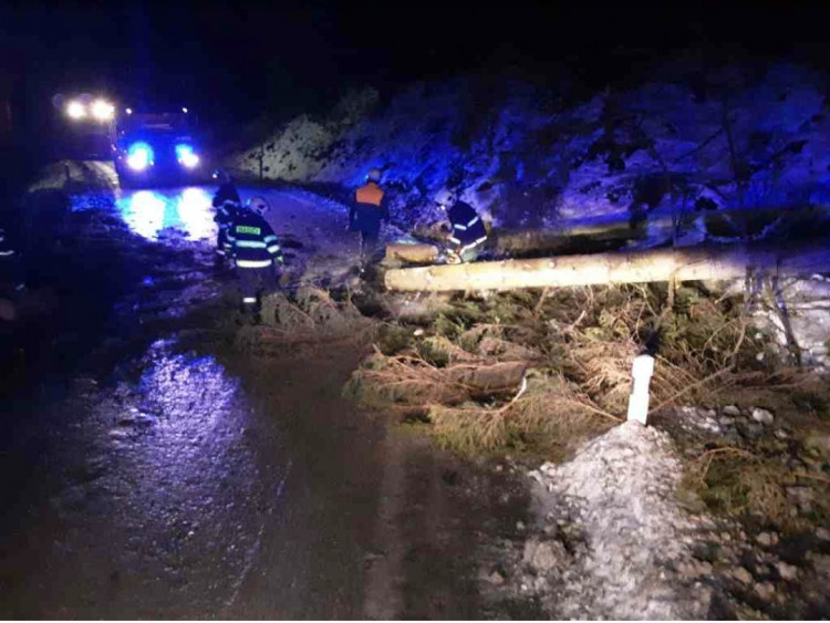 FOTOGALERIE: Silný vítr zaměstnal hasiče