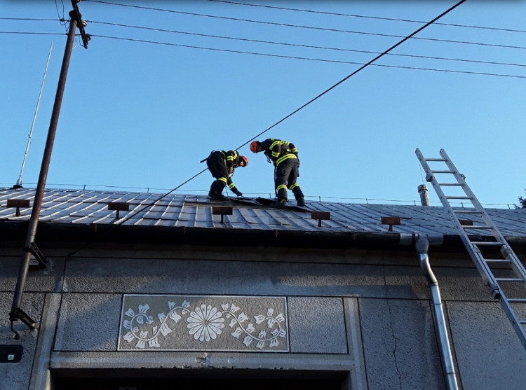 FOTOGALERIE: Silný vítr zaměstnal hasiče