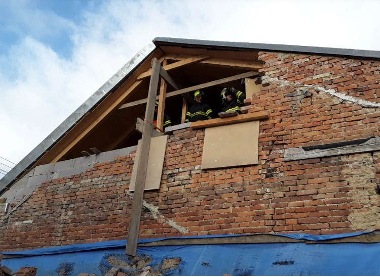 FOTOGALERIE: Silný vítr zaměstnal hasiče