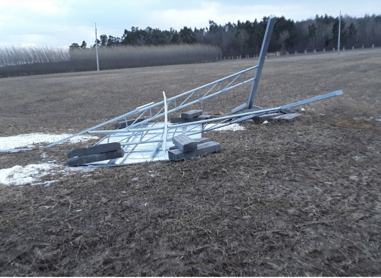 FOTOGALERIE: Silný vítr zaměstnal hasiče