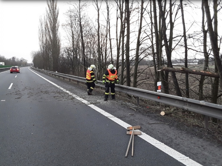FOTOGALERIE: Silný vítr zaměstnal hasiče
