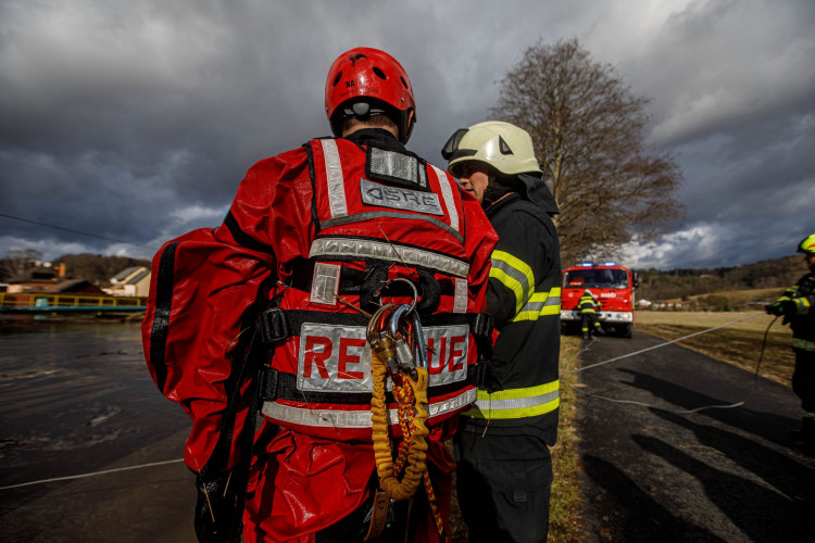 Kvůli silnému větru museli hasiči na střechy i do vody