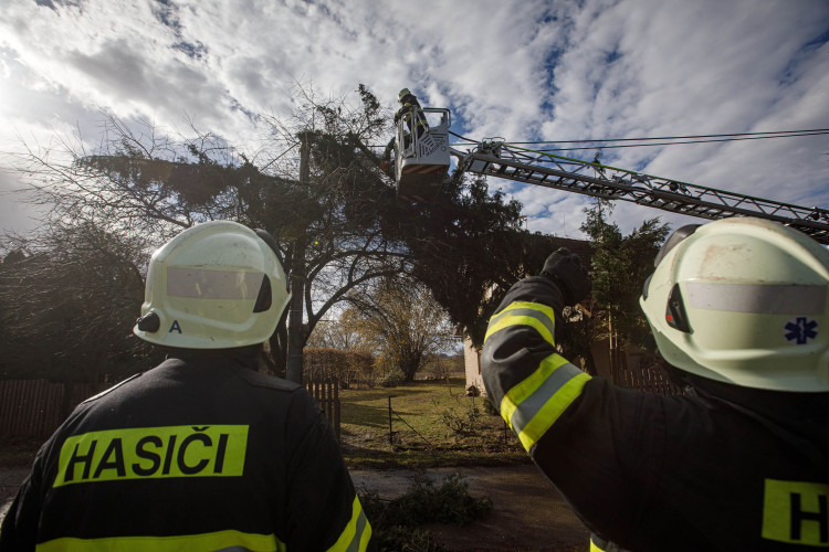 Kvůli silnému větru museli hasiči na střechy i do vody