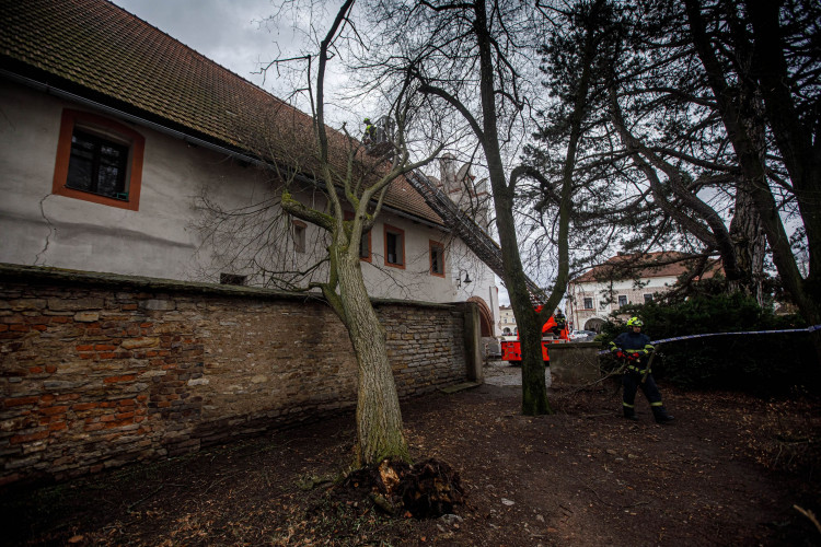 Kvůli silnému větru museli hasiči na střechy i do vody