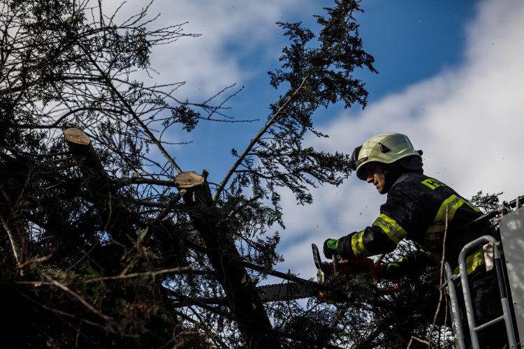 Kvůli silnému větru museli hasiči na střechy i do vody